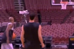 这比徒手抓蝙蝠还要兴奋啊！ 吉诺比利当年上演踢球进篮框